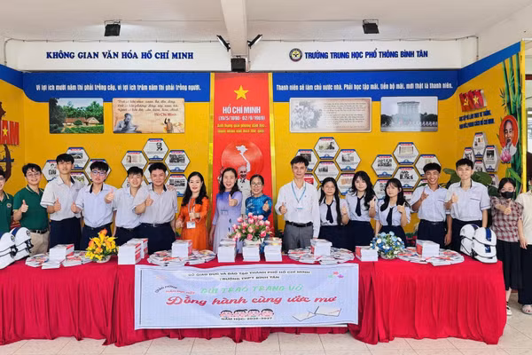Hoạt động “Gửi trao trang vở – Đồng hành cùng ước mơ” mang đến những món quà thiết thực cho học sinh trong ngày tựu trường.