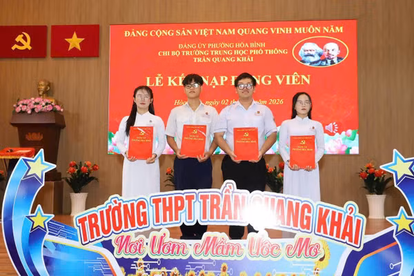 4 học sinh Trường THPT Trần Quang Khải được kết nạp đảng đầu tháng 7/2026.