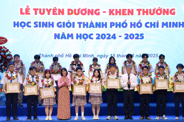 Bà Trần Thị Diệu Thúy, Phó Chủ tịch UBND TPHCM và ông Nguyễn Văn Hiếu, Giám đốc Sở GD&ĐT TPHCM tặng bằng khen cho học sinh có thành tích xuất sắc trong năm học 2024-2025