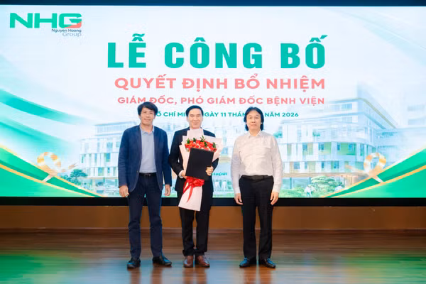 GS.TS.BS.CKII Phạm Văn Lình nhận Quyết định bổ nhiệm chức vụ Giám đốc Bệnh viện Vạn Phúc.