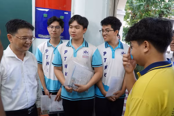 Ông Nguyễn Mạnh Cường động viên các thí sinh.