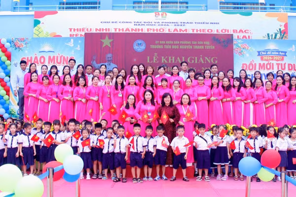 Lễ khai giảng tại Trường Tiểu học Nguyễn Thanh Tuyền.