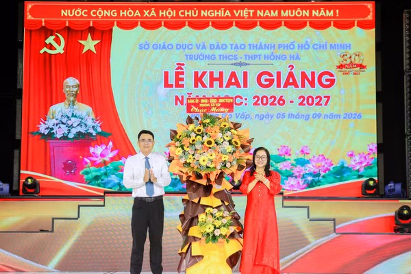 Lãnh đạo Phường Gò Vấp tặng hoa chúc mừng Trường THCS-THPT Hồng Hà dịp khai giảng.