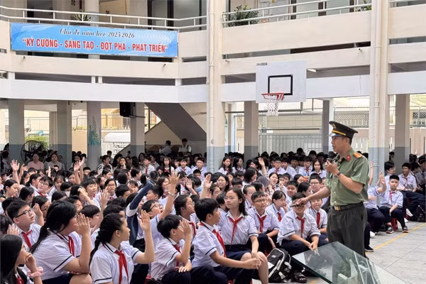 Trường THCS Nguyễn Du tuyên truyền pháp luật và an toàn mạng cho học sinh.
