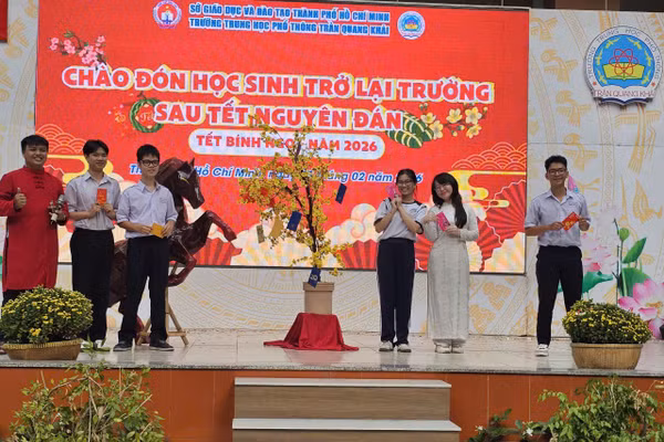 Học sinh Trường THPT Trần Quang Khải hào hứng với hoạt động hái lộc đầu Xuân.