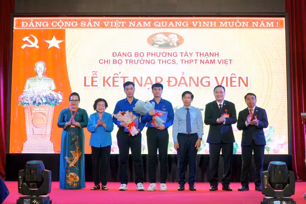 Bà Trương Mỹ Hoa Cùng lành đạo phường Tây Thạnh và Tập đoàn Giáo dục Quốc tế Nam Việt tặng hoa chúc mừng 2 đảng viên trẻ.