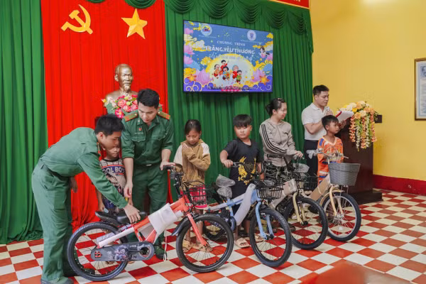 Đồn Biên phòng Tuyên Bình tặng xe đạp cho trẻ có hoàn cảnh khó khăn trên địa bàn.