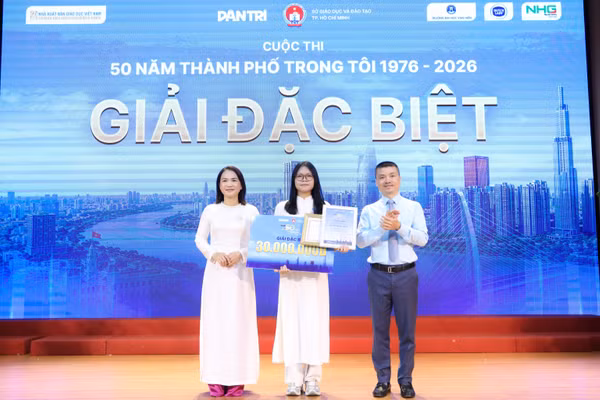 Lãnh đạo Sở GD&ĐT TPHCM và Báo Dân trí trao giải đặc biệt cho thí sinh tham gia cuộc thi.