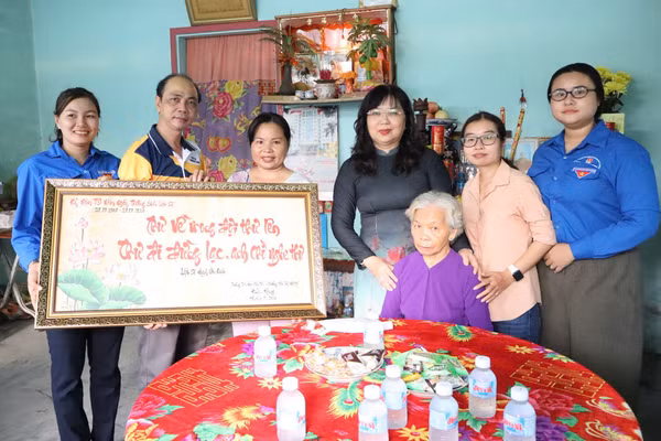 Cán bộ, giáo viên Trường Tiểu học Phú Thọ thăm hỏi, động viên thân nhân liệt sĩ Huỳnh Văn Quên.