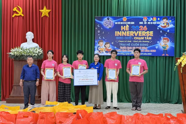 Chương trình với sự tham gia của hơn 150 học sinh địa phương cùng các tình nguyện viên đến từ TPHCM.