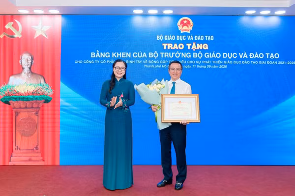 Thứ trưởng Nguyễn Thị Quyên Thanh trao bằng khen cho ông Nguyễn Xuân Dũng, Chủ tịch HĐQT BITEX Group.