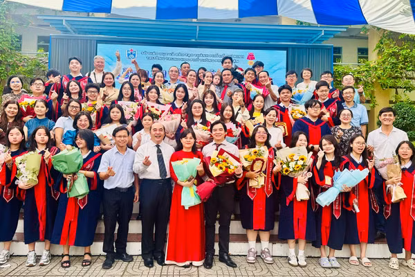 Học sinh, phụ huynh lưu lại khoảnh khắc cùng thầy cô Trường THPT Phú Nhuận.