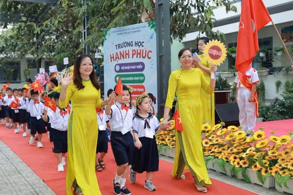 Trường Tiểu học Thuận Kiều (phường Đông Hưng Thuận) trong ngày khai giảng năm học mới.