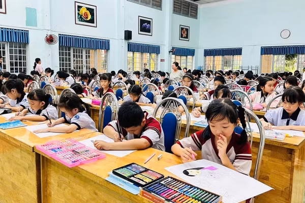 Học sinh Trường Tiểu học Bùi Văn Ngữ vẽ tranh chào mừng ngày Nhà giáo Việt Nam. Ảnh: WEBSITE TRƯỜNG.