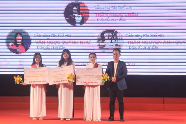 TS Bùi Hồng Quân trao học bổng cho Thủ khoa, Á khoa.