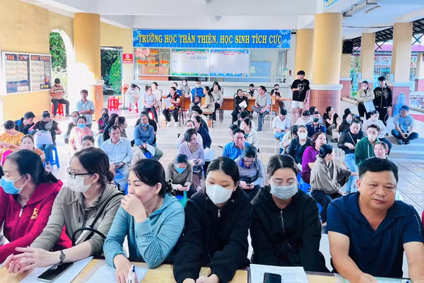 Phụ huynh đến nộp hồ sơ xét tuyển bổ sung vào lớp 10 Trường THPT Đào Sơn Tây.