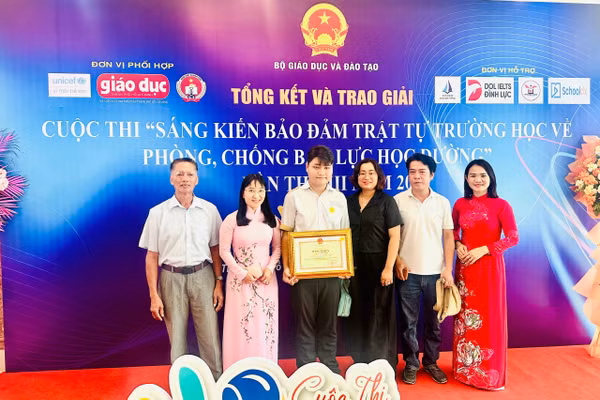 Lãnh đạo Sở GD&ĐT TPHCM, Trường THPT Dương Văn Thì và người thân lưu lại khoảnh khắc cùng Nguyễn Bảo Phúc.