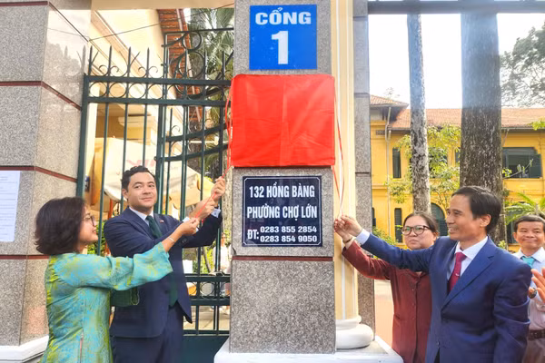 Nghi thức công bố biển chứng nhận LabelFrancÉducation tại Trường THCS Hồng Bàng.