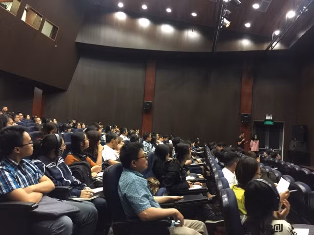 Buổi hội thảo “Học cách học” của tiến sĩ Hubert PETIT đã thu hút sự quan tâm của rất đông khán giả