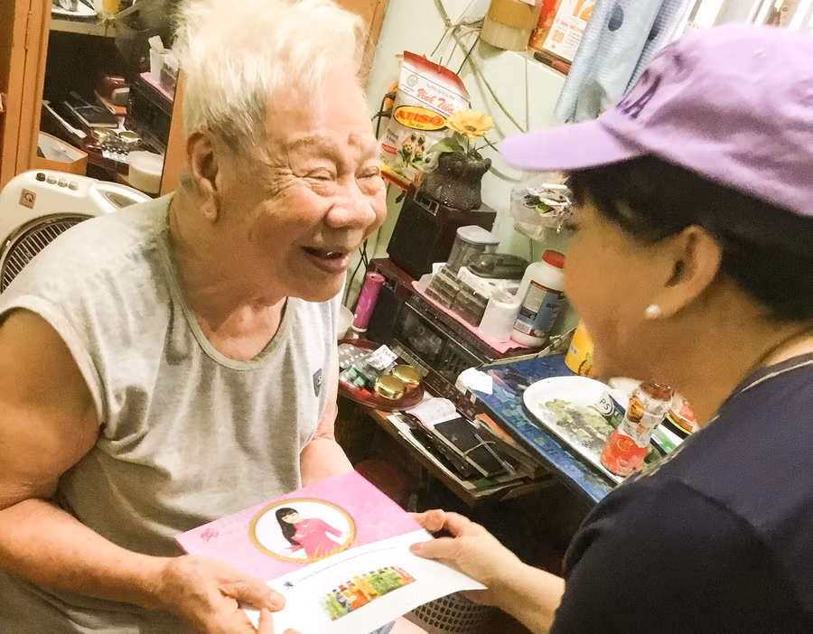 Tặng quà cho nghệ sĩ Lam Sơn trong căn phòng của ông ở viện dưỡng lão. Tặng quà cho nghệ sĩ Lam Sơn trong căn phòng của ông ở viện dưỡng lão.