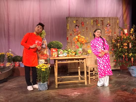 Một cảnh đón tết trong MV “Về quê ăn tết”