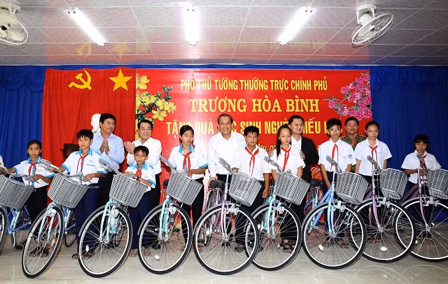 Phó Thủ tướng trao xe đạp cho các em học sinh hiếu học huyện Thới Bình. Ảnh: VGP
