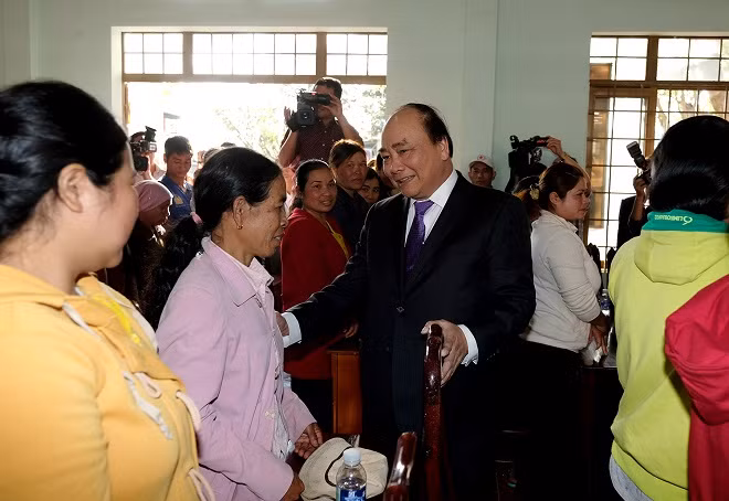 Thủ tướng Nguyễn Xuân Phúc cùng đồng bào xã Ea Tiêu, huyện Cư Kuin. - Ảnh: VGP/Quang Hiếu.