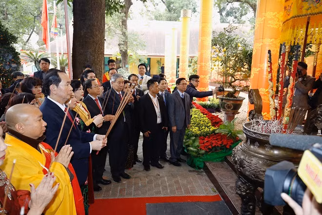 Chủ tịch nước Trần Đại Quang và Phu nhân chủ trì Lễ dâng hương nhân dịp năm mới tại Hoàng thành Thăng Long. Ảnh: VGP