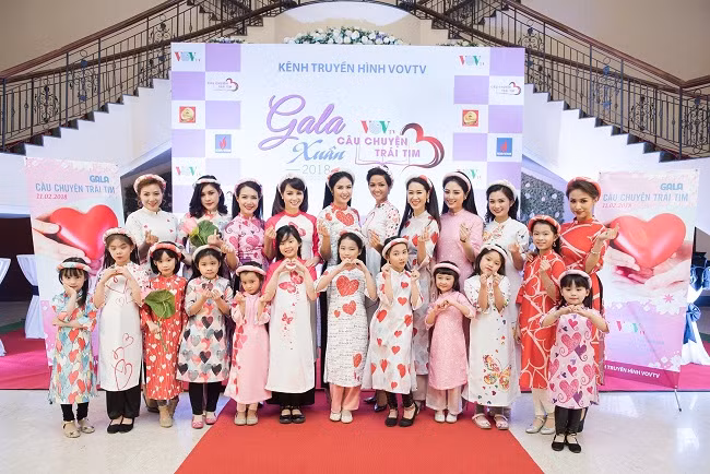 Những hoa hậu, người mẫu, ca sĩ và nhiều người nổi tiếng khác tham gia làm khách mời của chương trình