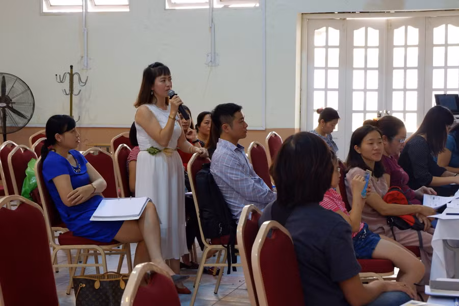 Các phụ huynh chia sẻ kinh nghiệm và đặt các câu hỏi cho diễn giả. Các phụ huynh chia sẻ kinh nghiệm và đặt các câu hỏi cho diễn giả.