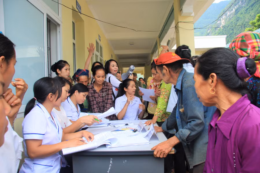 Tư vấn, hướng dẫn người dân tới khám bệnh. Các thầy thuốc trong đoàn tình nguyện viên kiểm tra,tư vấn sức khỏe cho người dân xã Dân Chủ Tư vấn, hướng dẫn người dân tới khám bệnh. Các thầy thuốc trong đoàn tình nguyện viên kiểm tra,tư vấn sức khỏe cho người dân xã Dân Chủ