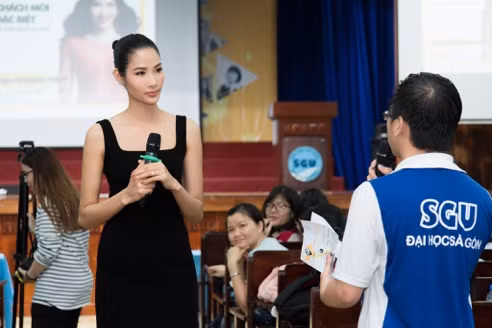 Á hậu đối thoại cùng các sinh viên về khó khăn cũng như suy nghĩ cho tương lai của mình.