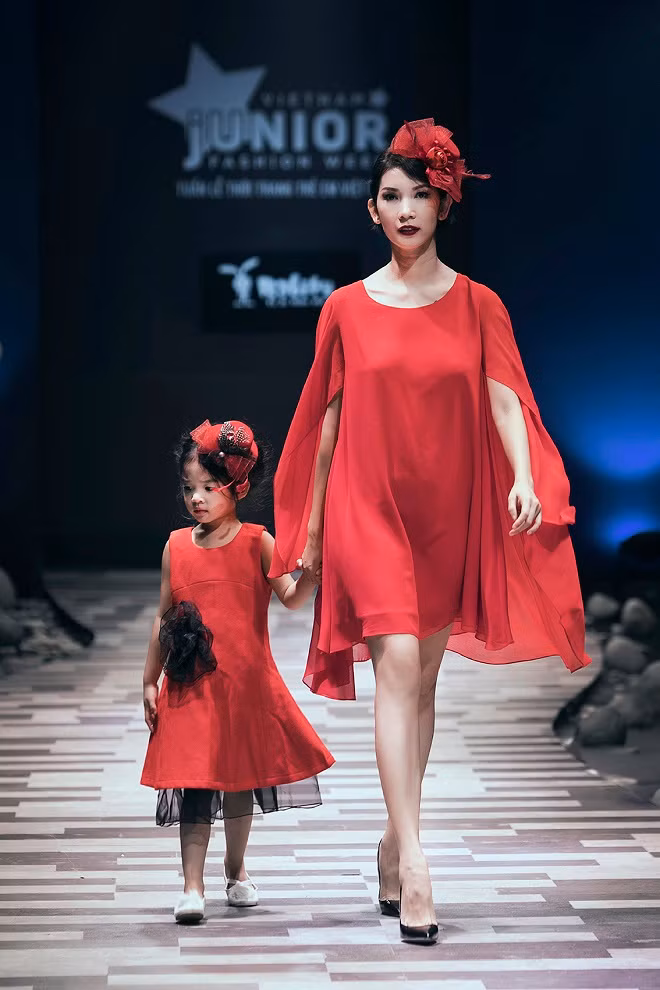 Xuân Lan cùng con gái trong khuôn khổ Tuần lễ thời trang trẻ em Việt Nam