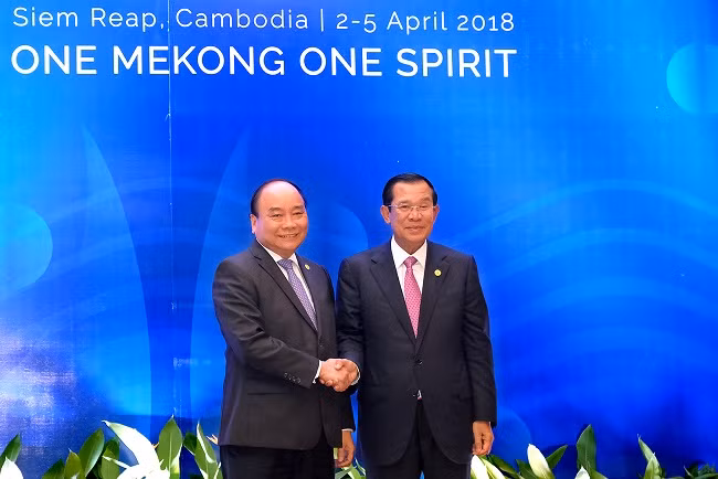 Thủ tướng Nguyễn Xuân Phúc và Thủ tướng Campuchia Hun Sen. Ảnh: VGP Thủ tướng Nguyễn Xuân Phúc và Thủ tướng Campuchia Hun Sen. Ảnh: VGP