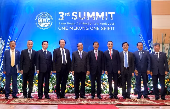 Thủ tướng Nguyễn Xuân Phúc, Thủ tướng Hun Sen và Đoàn Việt Nam. Ảnh: VGP Thủ tướng Nguyễn Xuân Phúc, Thủ tướng Hun Sen và Đoàn Việt Nam. Ảnh: VGP