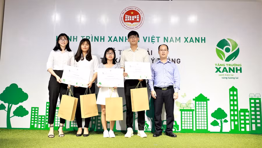 Ông Lê Minh Tuấn - đại diện BQL DA trao thưởng cho tác giả có các bài thi đạt giải