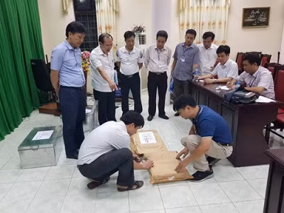 Tổ công tác tiến hành rà soát công tác chấm thi tại Hội đồng thi Sở Giáo dục và Đào tạo Hà Giang - Ảnh: GD&TĐ
