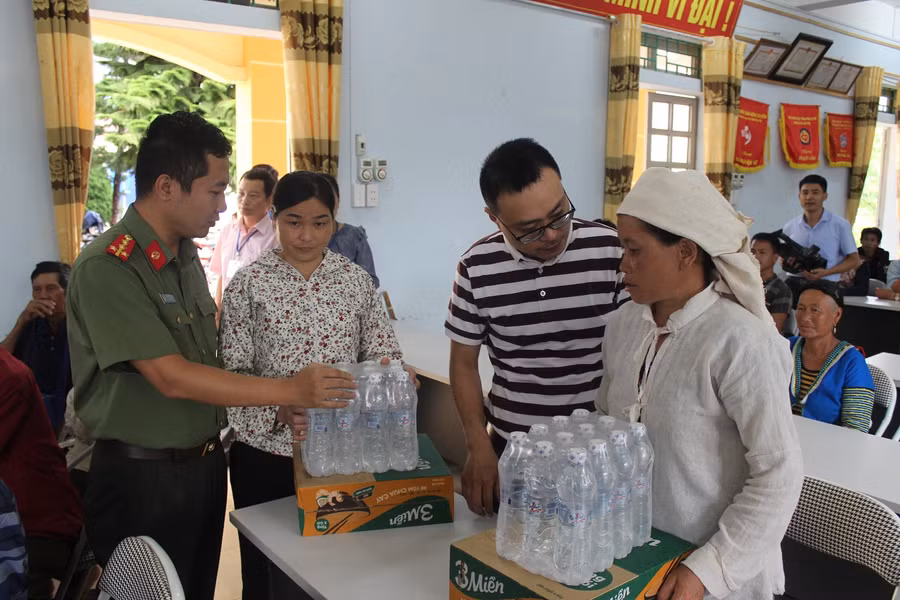 Tập đoàn Tân Hiệp Phát thăm hỏi, động viên bà con bị thiệt hại trong đợt mưa lũ Tập đoàn Tân Hiệp Phát thăm hỏi, động viên bà con bị thiệt hại trong đợt mưa lũ