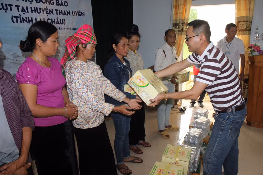 Những món quà thiết thực được trao đến tận tay bà con Những món quà thiết thực được trao đến tận tay bà con