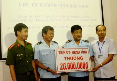 Lãnh đạo UBND tỉnh Bắc Ninh thưởng “nóng” cho lực lượng Hải quan Bắc Ninh, Hải quan Quảng Ninh và Công an Bắc Ninh do có thành tích phá vụ án vận chuyển 9 bánh heroin (Ảnh Thời Báo Tài Chính)