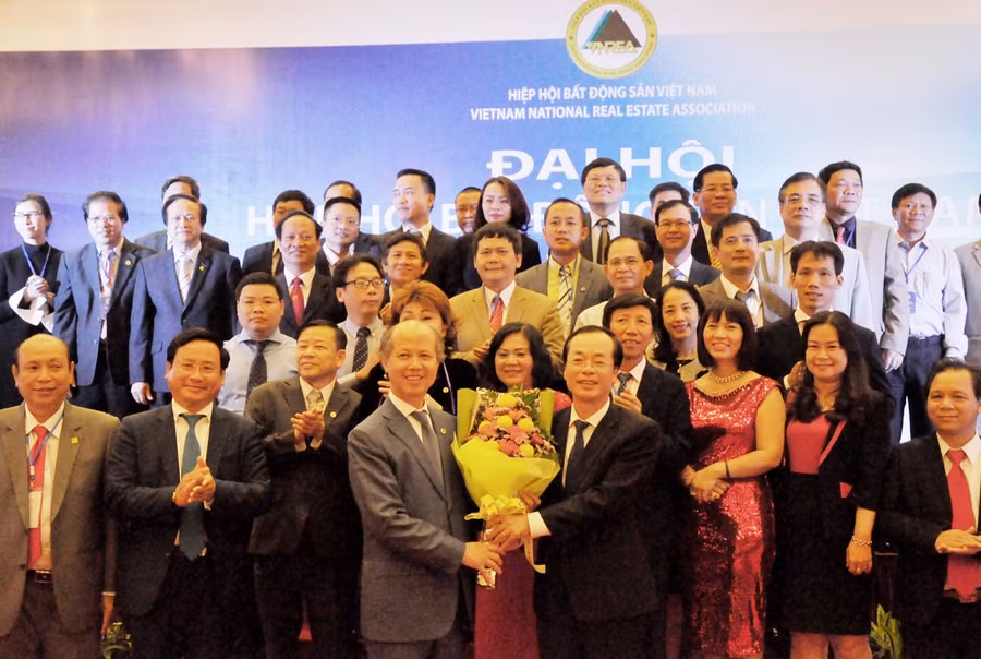 Ông Phạm Hồng Hà, Ủy viên Trung ương Đảng, Bộ trưởng Bộ Xây dựng chúc mừng BCH Hiệp hội BĐS Việt Nam nhiệm kỳ IV. Ông Phạm Hồng Hà, Ủy viên Trung ương Đảng, Bộ trưởng Bộ Xây dựng chúc mừng BCH Hiệp hội BĐS Việt Nam nhiệm kỳ IV.