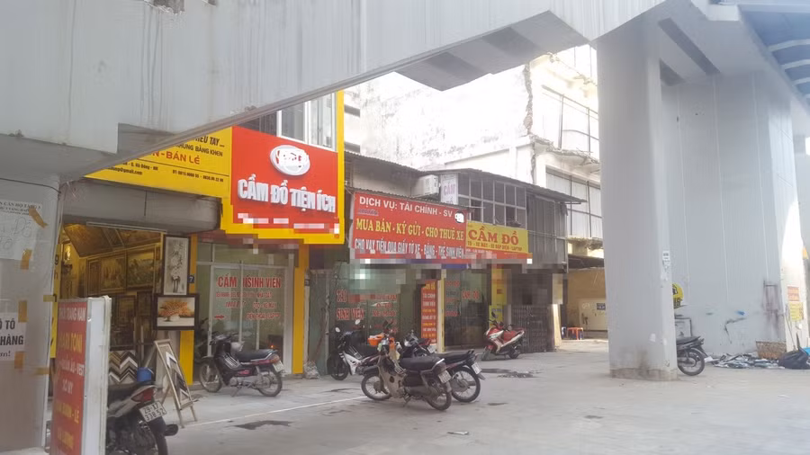 Các tiềm cầm đồ, cho vay tín dụng nằm san sát nhau trên đường Trần Phú – Hà Đông.