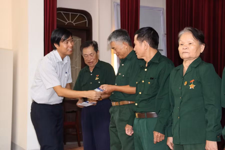 Đoàn công tác trao quà các cựu thanh niên xung phong tại Hà Tĩnh Đoàn công tác trao quà các cựu thanh niên xung phong tại Hà Tĩnh