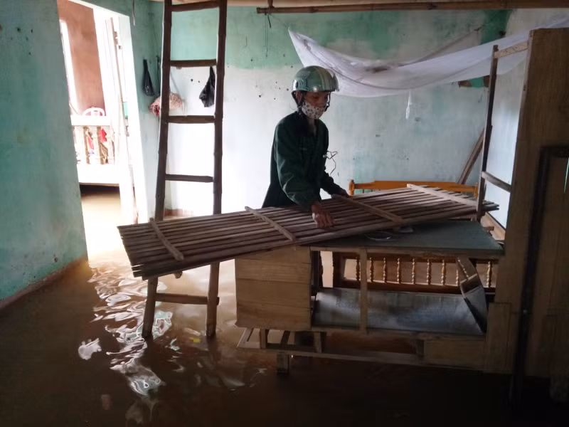 Người dân thôn Vọng Thủy, xã Thành Trực thu vén đồ đạc để tránh lũ.