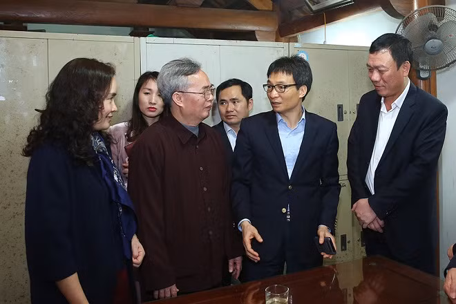 Phó Thủ tướng Vũ Đức Đam trao đổi với lãnh đạo tỉnh Nam Định, Bộ VHTT&DL, thủ từ Đền Trần. Ảnh: VGP
