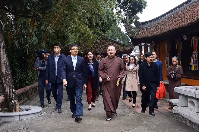 Phó Thủ tướng Vũ Đức Đam và Thượng tọa Thích Minh Hiền, Trụ trì Chùa Hương, cùng lãnh đạo Bộ VHTT&DL, UBND TP. Hà Nội kiểm tra công tác chuẩn bị lễ hội Chùa Hương năm 2018. Ảnh: VGP