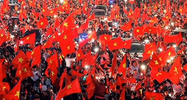 Chosun đăng tải hình ảnh cuồng nhiệt của người dân với bóng đá Việt Nam
