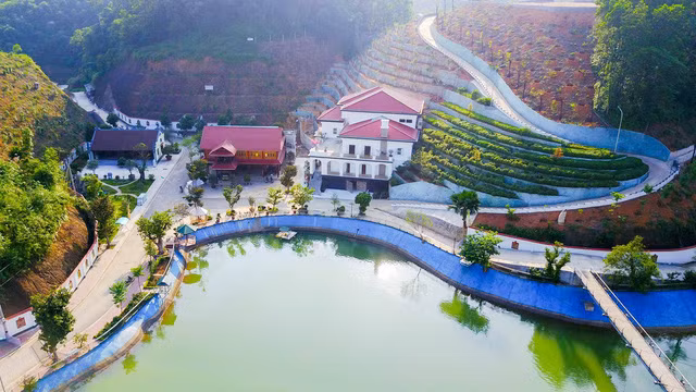 Khu dinh thự của bà Hoàng Thị Huệ, vợ ông Phạm Sỹ Quý – Giám đốc Sở Tài nguyên và Môi trường tỉnh Yên Bái. (Ảnh: theo Dân Trí)