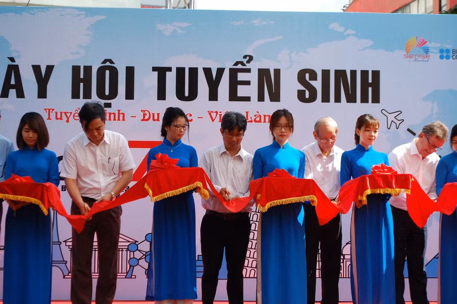 Cắt băng khai mạc ngày hội Cắt băng khai mạc ngày hội