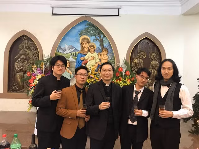 Các thành viên của Maestoso trong buổi diễn tại nhà Thờ Lớn HN